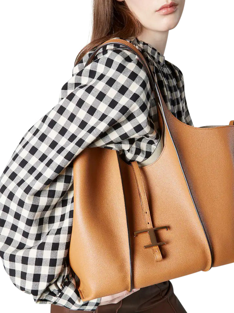 SHOPPING TIMELESS IN PELLE MEDIA