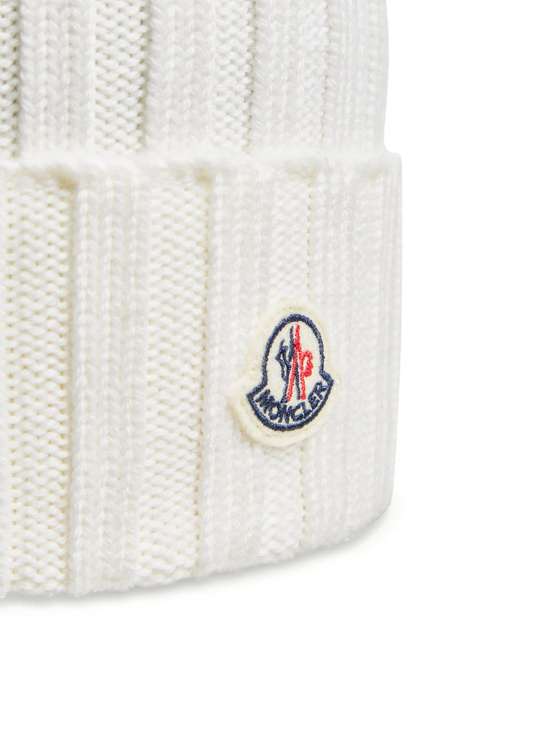 BERRETTO IN LANA CON POMPON