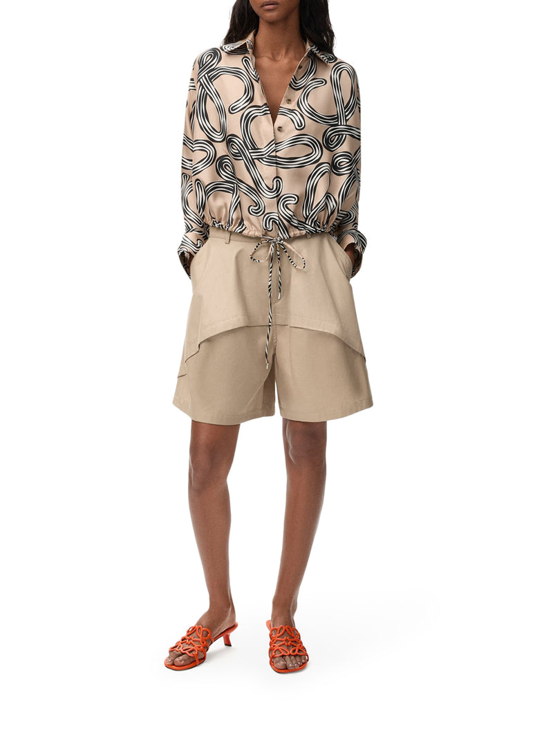 CAMICIA A PALLONCINO IN TWILL DI SETA CON STAMPA ANAGRAM E ORLO CON COULISSE