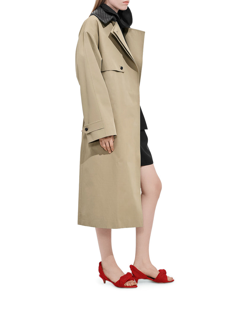 TRENCH IN COTONE CON COLLETTO IN PELLE INTRECCIATA