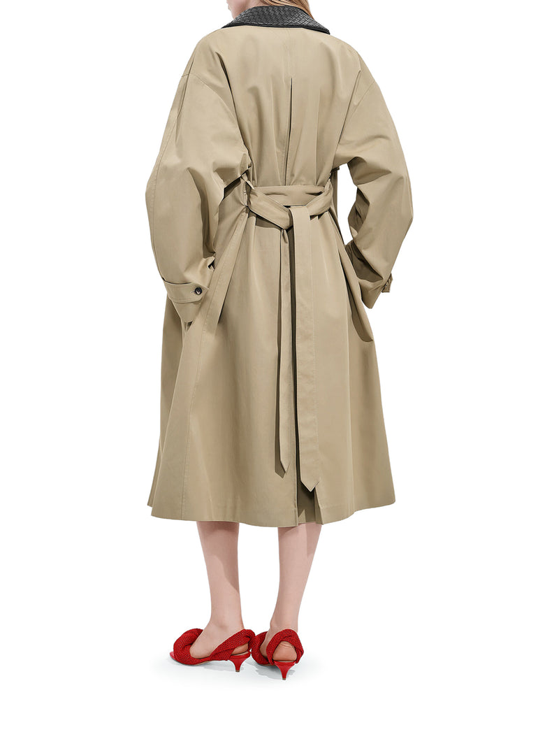 TRENCH IN COTONE CON COLLETTO IN PELLE INTRECCIATA