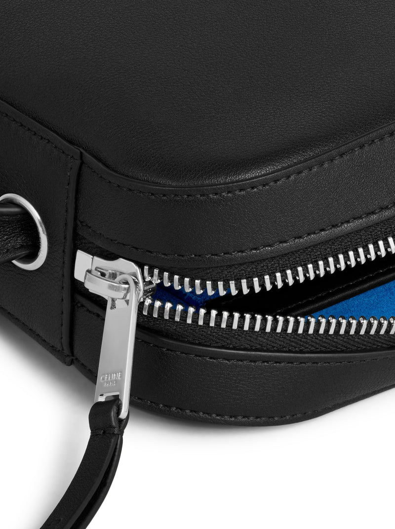BORSA MESSENGER CON CHARM IN PELLE DI VITELLO LISCIA E AGNELLO
