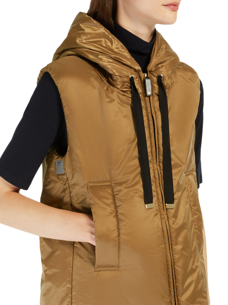 GILET IMBOTTITO CON CAPPUCCIO IN TELA ANTIGOCCIA