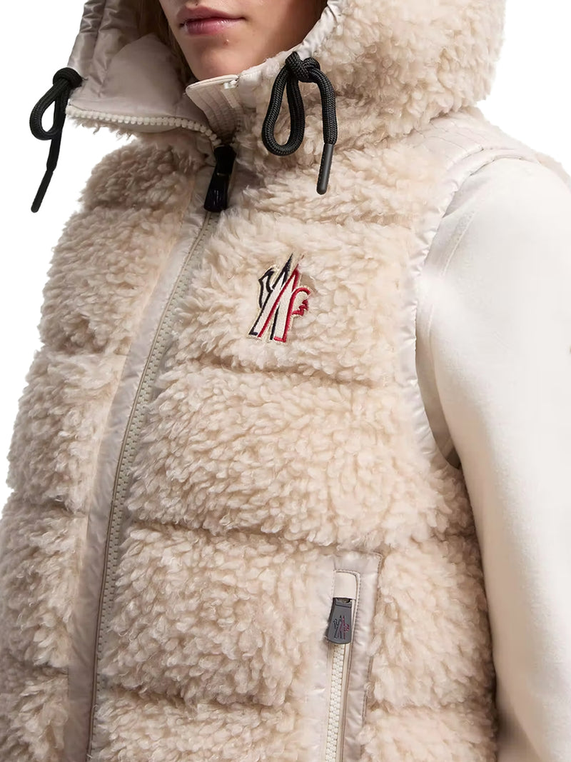 GILET ISOLANTE CON CAPPUCCIO STILE TEDDY