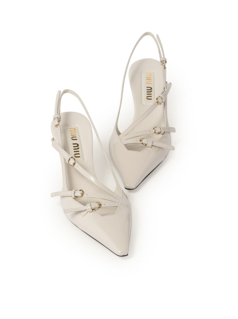 Décolleté slingback in vernice con fibbie