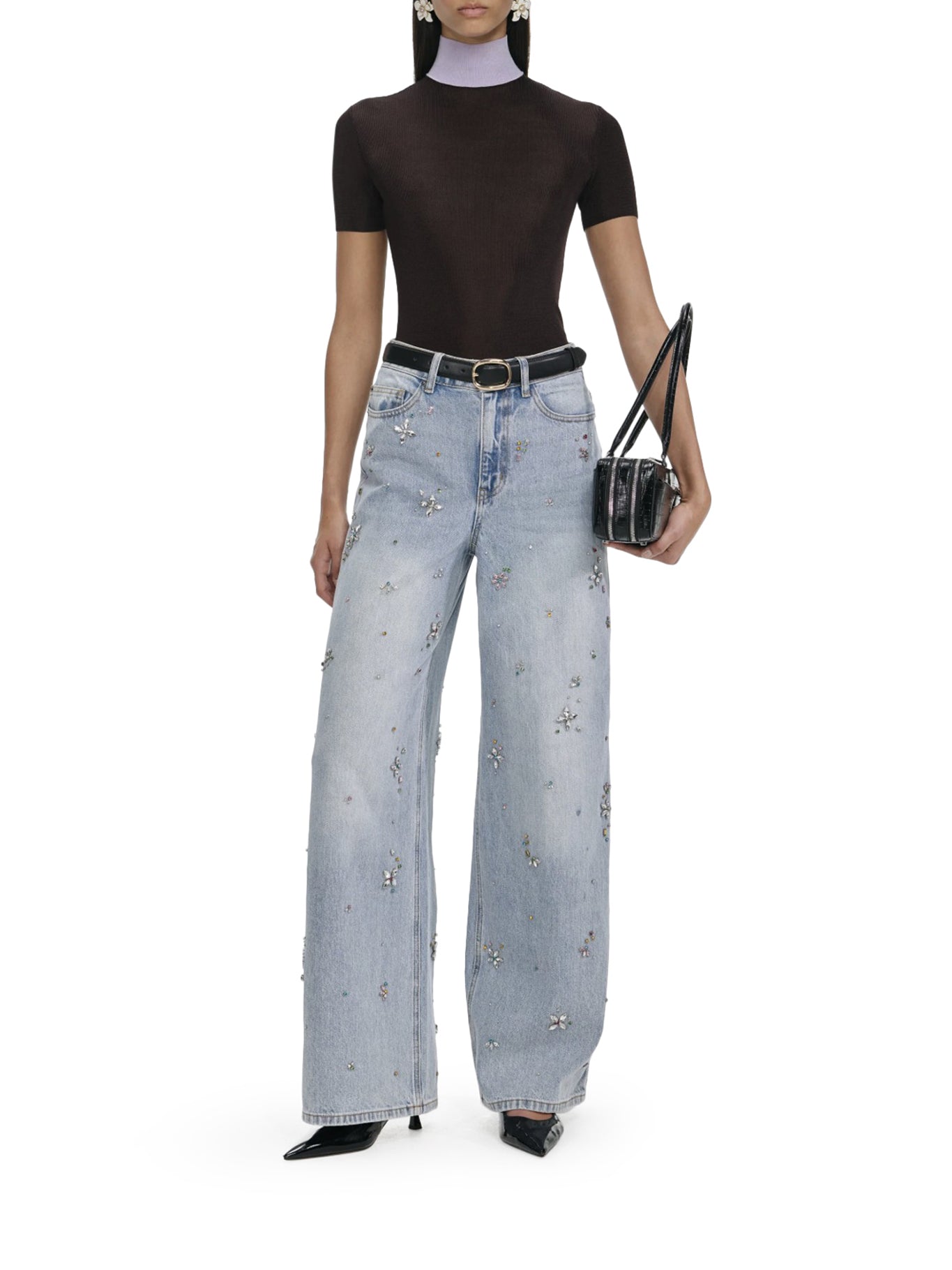 JEANS A GAMBA LARGA CON DECORAZIONI