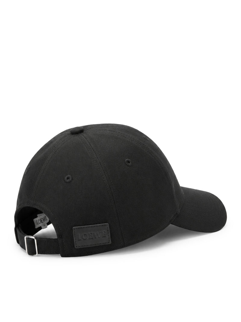 CAPPELLO IN TELA CON RICAMO SUL FRONTE