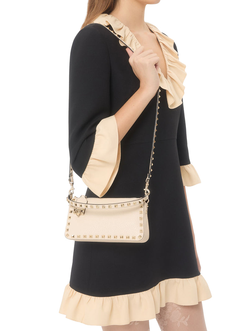 BORSA PICCOLA A TRACOLLA ROCKSTUD IN VITELLO GRANATO