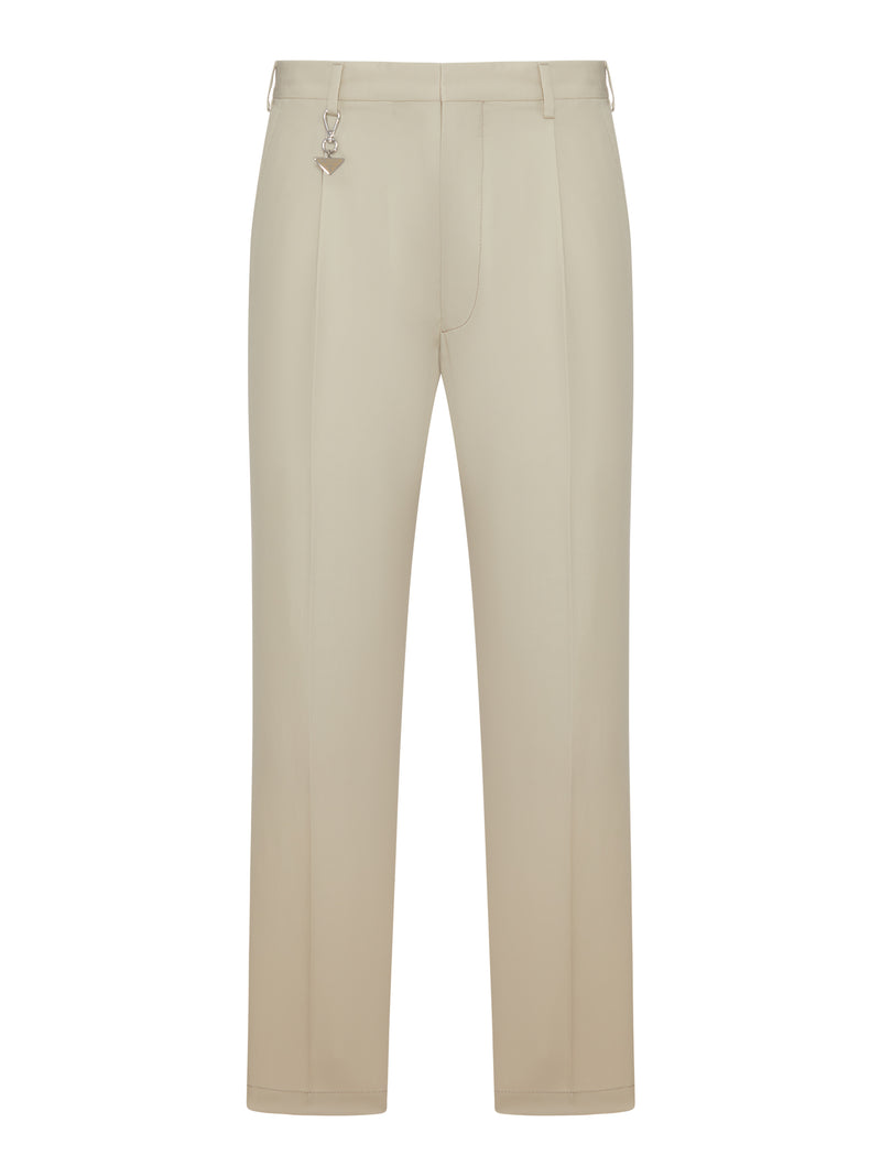 PANTALONI IN COTONE CON LOGO TRIANGOLO IN METALLO SMALTATO