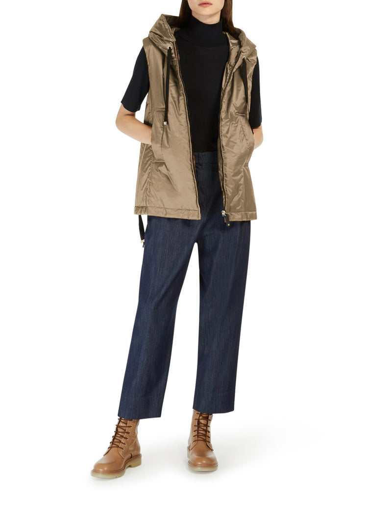 GILET IMBOTTITO CON CAPPUCCIO IN TELA ANTIGOCCIA