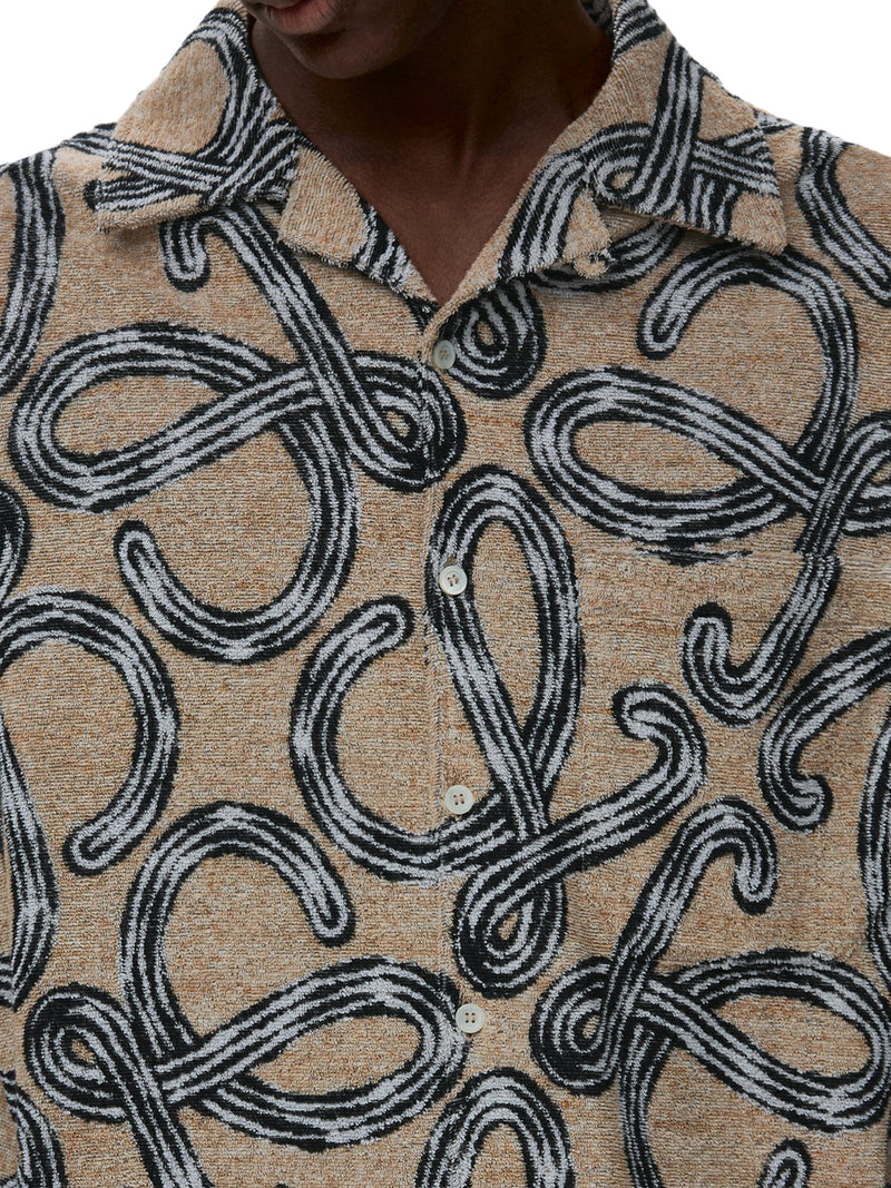 CAMICIA A MANICHE CORTE CON ANAGRAM ALL-OVER