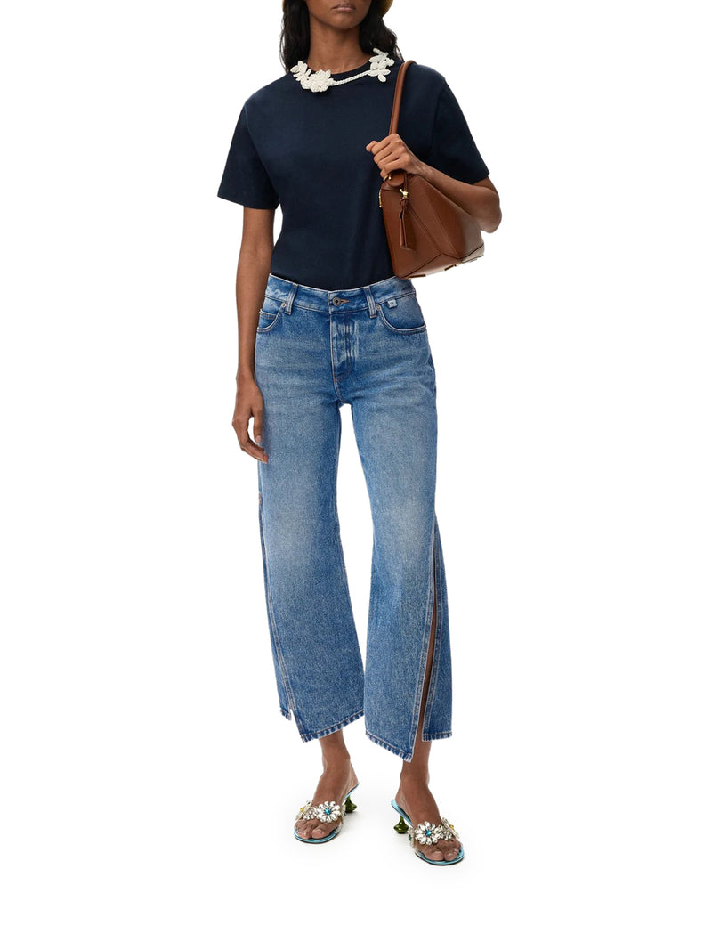 PANTALONI IN DENIM CON GAMBA SVASATA E SPACCHI LATERALI
