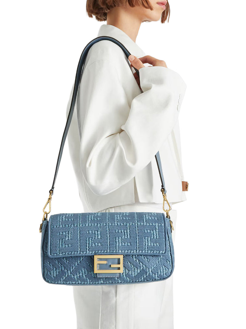 BAGUETTE BORSA IN RAFIA INTRECCIATA CON RICAMO FF BLU