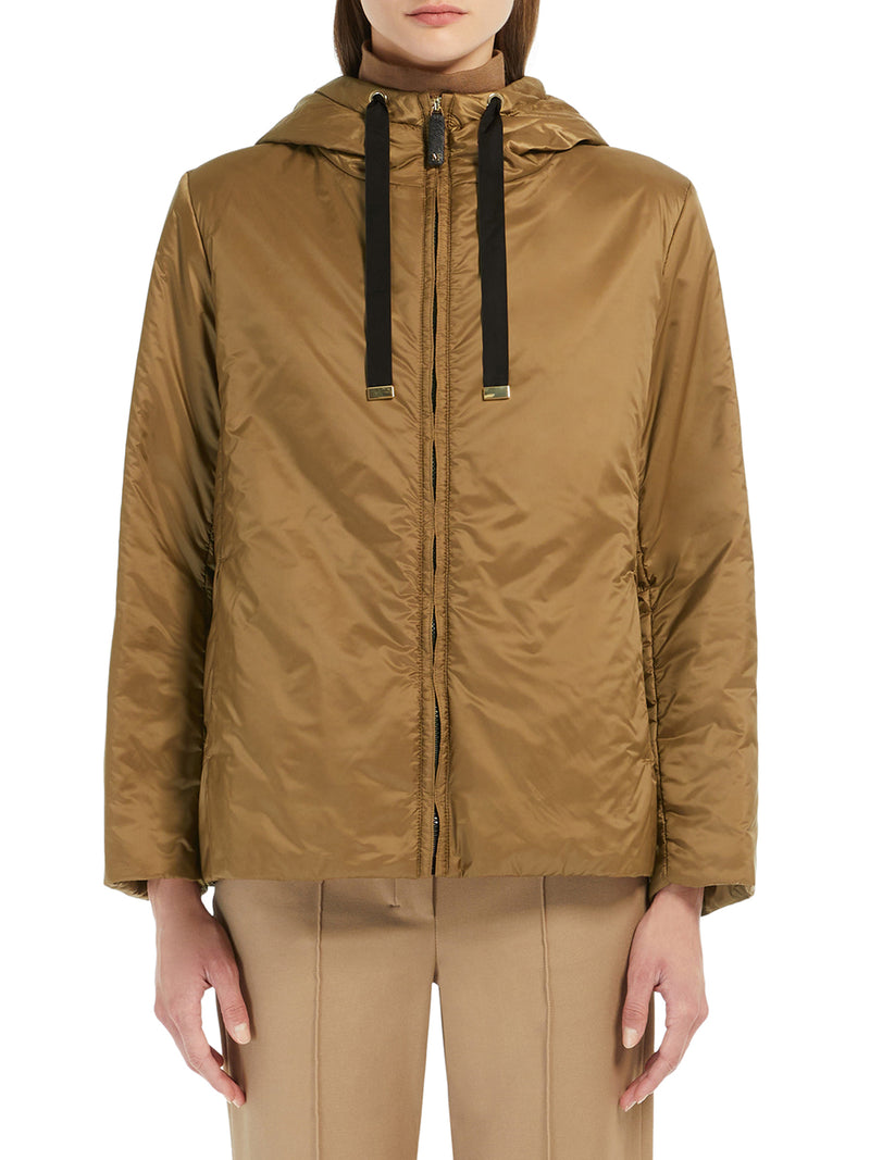 GIACCA IMBOTTITA CON CAPPUCCIO IN TELA ANTIGOCCIA