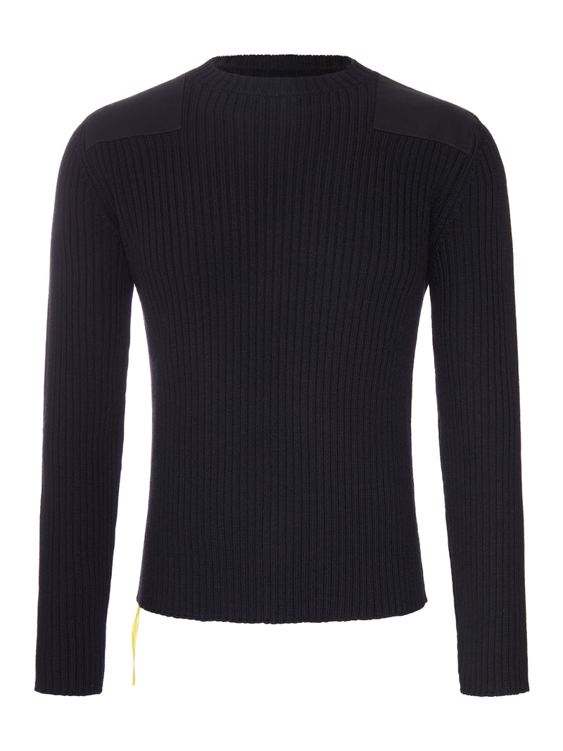 MAGLIONE NERO A COSTE CON DETTAGLI SULLE SPALLE