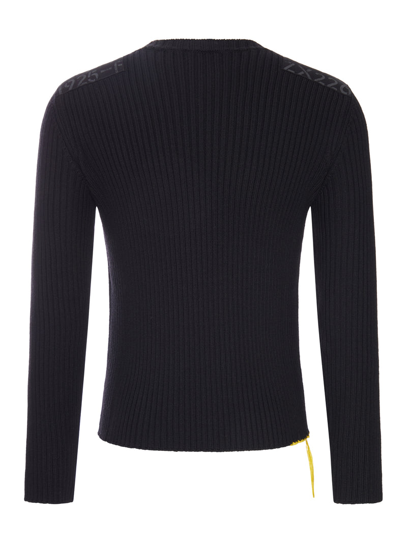 MAGLIONE NERO A COSTE CON DETTAGLI SULLE SPALLE