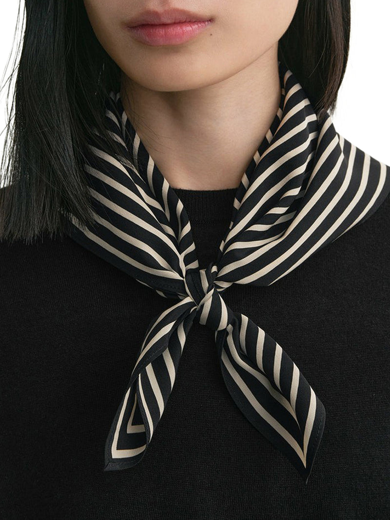 FOULARD IN SETA NERO CON DETTAGLIO MONOGRAM