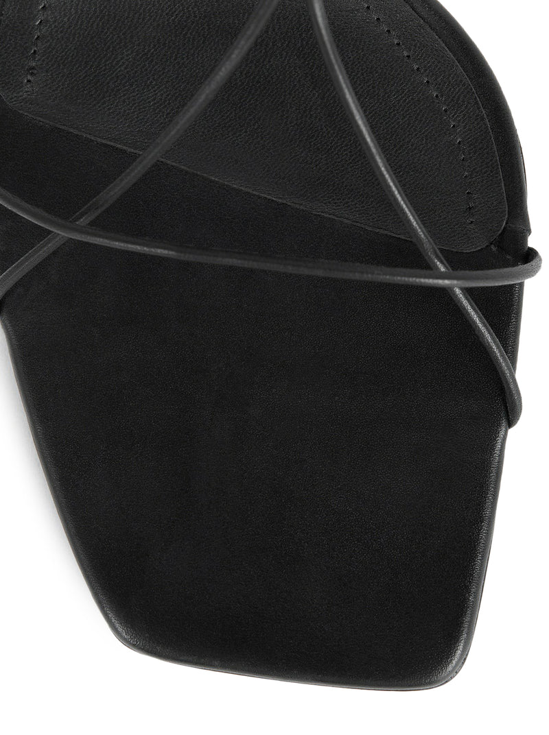 Il sandalo con nodo in pelle nero